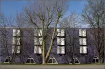 . Erweiterungsbau der Gustav-von-Schmoller Berufschule in Heilbronn: Sehr ungew�hnlich ist die Architektur dieses Bauwerkes, mit den dunkelblauen Fleisen als Fassadenmaterial, den geschwungenen wei�en Erkern und den dreieckf�rmigen Fenstern im Erdgeschoss. 09.03.2011 (Matthias)