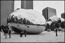  Cloud Gate  - ein Kunstwerk des britischen K�nstlers Anish Kapoor befindet sich im Millenium Park. Wunderbar spiegelt sich darin die Skyline; September 2005