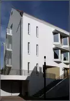 . Rathaus Eppingen: Der Erweiterungsbau entstand in zwei Bauabschnitten in den Jahren 2007 und 2010. Hier der 2. Bauabschnitt. Wertung: Eigentlich ein gew�hnliches Satteldachhaus aber mit einigen interessanten Detaill�sungen, passt gut in die kleine Altstadt von Eppingen. 09.03.2011 (Matthias)