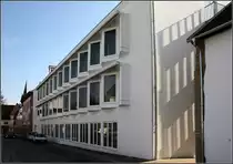 . Rathaus Eppingen: Charakteristisch f�r den Erweiterungsbau sind die zu dreieckf�rmigen Erkern aufgefalteten Fensterb�nder. Hier die Nordseite zur Stra�e. 09.03.2011 (Matthias)