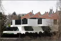 . Villa im Landkreis Ludwigsburg -
 
J. Mayer H. Architekten (Berlin), Fertigstellung: 2008. Wertung: F�r ein Wohnhaus macht das Haus sich von au�en zu wichtig. Innenr�umlich sehr sch�n mit zentralen von oben belichten doppelgeschossigen Raum an den die einzelnen Wohnr�ume angeschlossen sind. 

http://www.jmayerh.de/17-0-DupliCasa.html

02.04.2010 (Matthias)