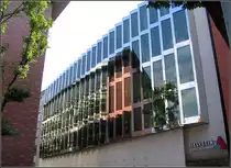 . B�rogeb�ude f�r eine Versicherung in Frankfurt am Main: Auff�lligste Merkmal des Bauwerks ist die s�gezahnartige Faltung der Glasfassade des Neubauteils. 01.09.2005 (Matthias)