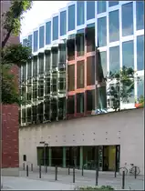 . 2004 wurde der Erweiterungsbau sowie die Sanierung des Altbaus eines Versicherungsgeb�udes in der Frankfurter Innenstadt abgeschlossen. Geplant wurde es von den Stuttgarter Architekten Lederer, Ragnarsd�ttir, Oei. 

http://www.archlro.de/de/projects/projects-office-building/renovation-and-addition-helvetia-insurance-headqua?order=years

01.09.2005 (Matthias)