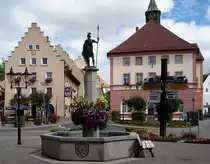 L�ffingen, 8000 Einwohner-Stadt am Schwarzwald, Marktplatz mit Brunnen und Rathaus(rechts), Sept.2006