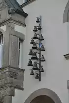 Glockenspiel an der Hausfasde des Rathaues in Wunstdorf, am 21.03.2011