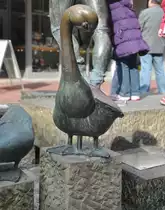 Methalfigur einer Gans, am einen Brunnen, in der Fu�g�ngerzone Wunstdorf am 21.M�tz 2011