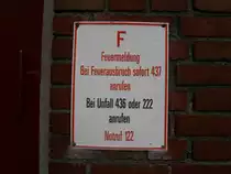 Eine Hinweistafel mit Telefonnummern f�r Brandf�lle auf dem Gel�nde der ehemaligen Kokerei Hansa in Dortmund-Huckarde am 26.03.2011.