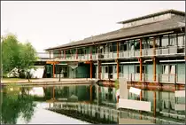 . Landratsamt Starnberg: Wasserfl�chen am Geb�ude greifen ein weiteres Thema des Umfeldes auf. Das Bauwerk selbt erinnert an die klassische japanische Palastbau-Tradion. ? (Matthias)