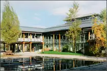 . Landratsamt Starnberg: �ber den Hallen und dem Sitzungsaal sind die D�cher pyramidenf�rmig angehoben. Das Geb�ude ist keine reine Holzkonstuktion, sondern im Flur- und Hallenbereich kam eine aussteifende Stahlbetonrahmenkonstruktion zur Anwendung. 11.1993 (Matthias)