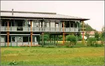 . Landratsamt Starnberg: Das Geb�ude steht in der N�he des Seeufers, seine durch die leichte Holzkonstruktion gepr�gte Konstruktion, passt gut zu den Bootsh�user in der Umgebung. Das Geb�ude habe ich zweimal besucht, allerdings wei� ich nicht mehr genau wann ich das erstemal dort war, irgendwann Anfang der neunzig Jahre muss es wohl gewesen sein. (Matthias)