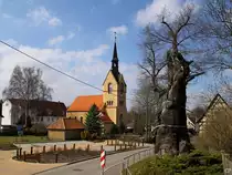 Das Zentrum des Ortes N�bdenitz mit der 1896 errichteten Kirche und der alten Grabeiche. Im Wurzelraum befindet sich eine gemauerte Gruft, in der Hans Wilhelm von Th�mmel begraben liegt.(27.03.2011)