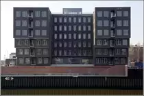 Das neu errichtete Kranhaus am Europahafen in der �berseestadt Bremen, fotografiert von der gegen�berliegenden Hafenseite. 27.03.2011

