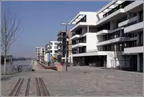 In verschiedenen H�hen verl�uft die neu angelegte Promenade um den Europahafen in der Bremer �berseestadt, hier entlang der neu errichteten Porth�user. 27.07.2011