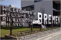 Gleich in vier Sprachen wird man am Europahafen in der �berseestadt von Bremen begr��t. Was die Hafencity f�r Hamburg ist die �berseestadt f�r Bremen: ein Stadtentwicklungsprojekt f�r in dieser Form nicht mehr genutzte Hafenfl�chen. 27.03.2011