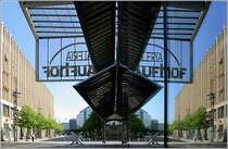 Chemnitzer Ansichten: Blick entlang der Glaswand eines Kaufhauses zur Stra�en der Nationen. Westlich des Rathause ist Chemnitz heute gepr�gt durch Kaufhausneubauten unterschiedlichen Stils. 11.6.2006 (Matthias)