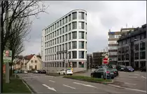 . Ein neues 2010 fertiggestelltes B�rogeb�ude am Albplatz in Stuttgart-Degerloch. Irgendwie steht das Haus verloren da. Der Ma�stabssprung zum anschlie�enden Altbau ist recht gro�. Insgesamt macht der Albplatz und sein direkte Umfeld eins sehr heterogenisches Bild, blickt man auch auf die Geb�ude der gegen�berliegenden Stra�enseite. Sch�ne st�dtische Pl�tze mit Ensemblewirkung der Bauwerke scheint den Planern in der heutigen Zeit kaum noch zu gelingen. 19.03.2011 (Matthias)