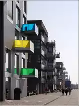 Die lichtdurchl�ssigen farbigen Balkonbr�stungen bilden hier die Farbtupfer am Europahafen in der �berseestadt Bremen. 27.03.2011