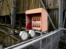 Ein Schrank mit Notabschaltern und zwei Druckmesser auf dem Gel�nde der ehemaligen Kokerei Hansa in Dortmund-Huckarde am 25.01.2011.