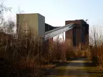 Kohlebunker und F�rderband-Br�cken auf dem Gel�nde der (als Industriedenkmal zug�nglichen) ehemaligen Kokerei Hansa in Dortmund-Huckarde am 21.02.2011.