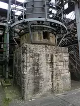 Ein alter Stahlbeton-Sockel mit abplatzender Oberfl�che auf dem Gel�nde der (als Industriedenkmal zug�nglichen) ehemaligen Kokerei Hansa in Dortmund-Huckarde am 26.03.2011.