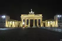 Nachts gegen f�nf kann das Brandenburger Tor ausnahmsweise auch mal ganz ohne Touristen abgelichtet werden. (02.04.2011)