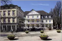 Geb�ude am Brunnenplatz in Bad Pyrmont. Das Hotel F�rstenhof (rechts) gilt als erstes Kurhotel der Welt. 02.04.2011