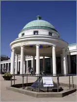 Am Brunnenplatz in Bad Pyrmont gibt es mehrere Heilquellen, im Vordergrund der Brodelbrunnen und unter dem Brunnentempel der Hyllige Born. Schon vor 2000 Jahren sprudelten hier die Quellen. 02.04.2011 
http://www.staatsbad-pyrmont.de/index2.php?href=main&area=heilmittel&link=brunnenplatz&link2=heilquellen 