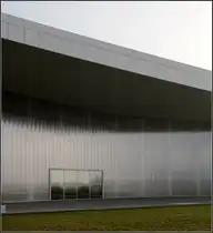 . Dornier-Museum Friedrichshafen: Auch die der Start- und Landebahn zugewande Seite zeigt eine geschwungene Wandfl�che. 05.03.2011 (Matthias)