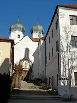 Kloster Seeon, Eingang zur Klosterkirche mit den zwei kupfergedeckten Zwiebelt�rmen, hier waren Hayd und Mozart G�ste zum Musizieren, April 2005