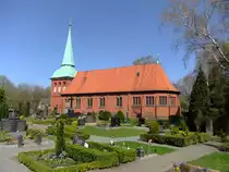 Wie versprochen gibt es jetzt immer mal ein Bild aus Moorburg, um zu zeigen, das Moorburg mehr ist als das Kraftwerk. Es lohnt sich Moorburg nicht nur auf das Kraftwerk zu reduzieren. Zu sehen ist die Maria Magdalena Kirche zu Hamburg-Moorburg. Die Kirche wurde in den Jahren 1596 - 1597 erbaut. W�hrend das �u�ere Erscheinungsbild immer mal ver�ndert wurde, ist die barocke Innenaustattung komplett erhalten geblieben. Im Gegensatz zu anderen Kirchen stammt in Moorburg die ganze Ausstattung von nur einem K�nstler, n�mlich Valentin Preu�. Weitere Arbeiten von Preu� finden sich zum Beispiel in Hamburg-Moorfleet und in Meldorf. F�r Besichtigungen bite Kontakt mit mir aufnehmen. Aufnahme vom 10.04.2011