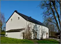 Im  Sproochenhaus  in Wilwerwiltz werden Sprachkurse, Ausstellungen, Malereikurse und Lesungen abgehalten, als Beitrag zur kulturellen Belebung der Region. Au�erdem gibt es eine kleine Bibliothek. 16.11.2010 (Jeanny)