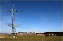 . Hochspannungsmast, Rohbau einer neune Klinik, ein alter Bauernhof. Villingen-Schwenningen am 20.03.2011 (Matthias)