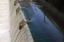 Wasserspiel, an der Karmarschstra�e in mitten Hannovers befindet sich ein Stauwehr der Leine. 
Im Wasser vor dem �berfall spiegelt sich die Br�cke der Karmarschstra�e wieder.9.4.2011