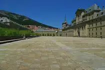 El Escorial, gr�sster Renaissancebau der Welt, K�nigl. Residenz und 
Kloster, erbaut von 1563 bis 1584, 2000 Zimmer, 16 H�fe, 12 Kreuzg�nge,
88 Brunnen  (21.05.2010) 