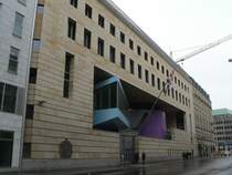 Stark besch�tzt ist die britische Botschaft in der Wilhelmstra�e in Berlin. Die Stra�e ist mit massiven Pollern abgesichert und darf nicht von Pkw befahren werden. Folgen einer kriegsorientierten Au�enpolitik. 18.3.2007