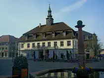 Emmendingen, das alte Rathaus am Marktplatz, 1729 von den Stadtbaumeistern Ott und Sch�chlin erbaut, beherbergt das Deutsche Tagebucharchiv, April 2011