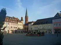 Emmendingen, Kreisstadt mit ca.28.000 Einwohnern n�rdlich von Freiburg, Blick �ber den Marktplatz zur Stadtkirche, April 2011