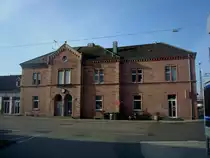 Emmendingen, das Bahnhofsgeb�ude in rotem Sandstein, direkt an der Rheintalbahn, April 2011