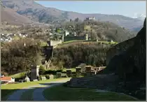 Blick vom Castelgrande auf die Burgen Castello di Montebello,13.Jahrhundert und das Castello di Sasso Corbaro erbaut 1479. Diese h�chste Burg von Bellinzona wurde innerhalb von nur einem halben Jahr erbaut!
(21.03.2011)
