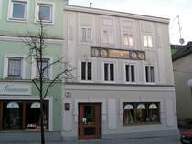 Stammhaus der Schwanthaler;

Das Bildhauergeschlecht der Schwanthaler arbeitete hier in f�nf Generationen, verzweigte sich von Ried aus nach anderen Orten (Wien, Krems, Passau und Gmunden) und lief zuletzt in zwei weiteren Generationen in M�nchen aus (Ludwig von Schwanthaler, Sch�pfer der „Bavaria“).