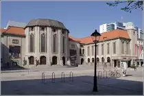 Das Stadttheater Bremerhaven wurde 1911 er�ffnet. Im Krieg blieb lediglich die Fassade stehen, der Rest war bis auf die Grundmauer zerst�rt. 1952 erfolgte die Einweihung des wiederaufgebauten Theaters. 24.04.2011