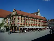 Memmingen, Blick �ber den Markt mit dem im Neurokokostil bemaltem Steuerhaus, einem Verwaltungsbau der Stadt aus den Jahren 1494-95 und Rathausturm im Hintergrund, Juli 2010