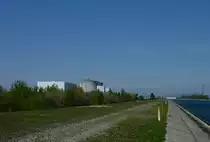 Fessenheim im Elsa�, Blick vom Rheindamm auf das Atomkraftwerk Fessenheim(links) und das Flusswasserkraftwerk im Hintergrund, April 2011
