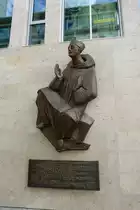 Freiburg im Breisgau, die Plastik von 1963 zeigt Albertus Magnus, Universalgelehrter des 13.Jahrhunderts, der in Freiburg lebte, wurde jetzt an der Au�enwand des neuerbauten Sparkassengeb�udes angebracht, Mai 2011