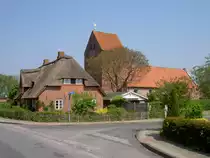 Deezb�ll, Ev. Backsteinkirche und Haus Anjte, Kreis Nordfriesland (11.05.2011)