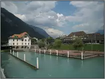 Interlaken im Kanton Bern, Schweiz, aufgenommen am 21.07.2010. Im Bild der westliche Schiffsanleger, von dem die Schiffe �ber einen kleinen Stichkanal zum Thuner See aufbrechen. Rechts im Hintergrund ist der Bahnhof Interlaken-West zu sehen.