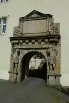 Bad Bergzabern, das Eingangsportal zum Innenhof das Schlo�es, April 2011