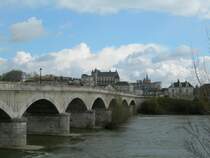 Die Pont G�neral Leclerc f�hrt �ber die Loire zur Stadt und Schloss Amboise.