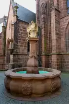 Kaiserslautern, der  Sch�ne Brunnen , 1571 erstmals erw�hnt, steht vor der Stiftskirche, April 2011