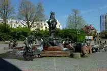Kaiserslautern, der Kaiserbrunnen von 1987 aus Bronze und Sandstein, stellt symbolisch historische und aktuelle Eigenheiten der Stadt dar, April 2011